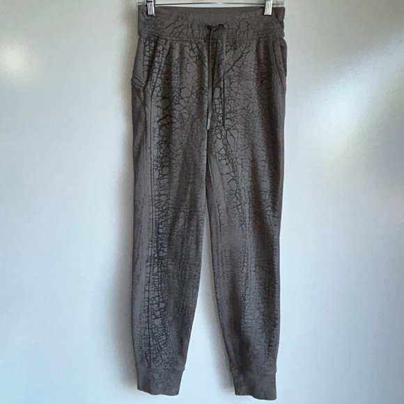 NEW Lululemon Warm Down Jogger Pants ~Thread Dye Rover Black ~Size 4 - Picture 5 of 10